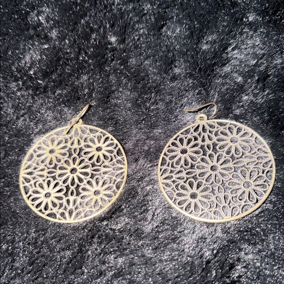 Elegant Gold Flower Earrings - Picture 3 of 3
